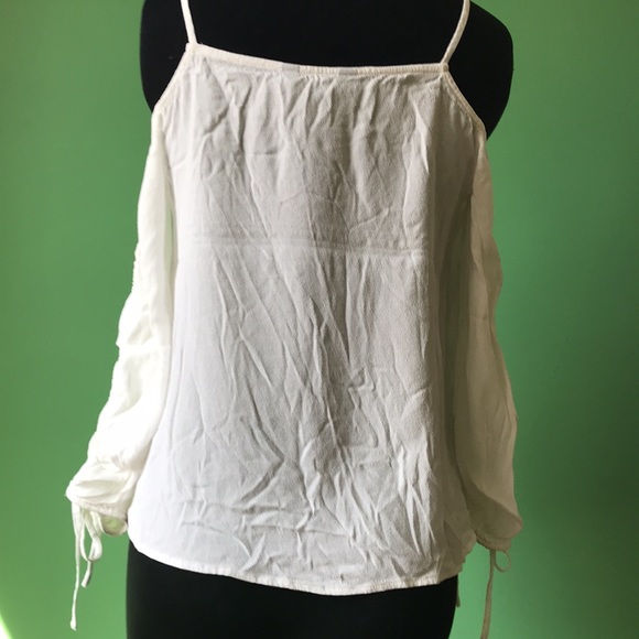 🤍🤍Express Cold Shoulder Top🤍🤍 - Picture 2 of 10